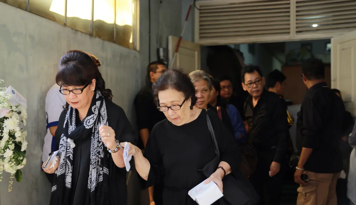 Para kerabat turut mengantarkan jenazah penyanyi 32 tahun itu menuju peristirahatan terakhirnya. Gurat kesedihan begitu terlihat dengan kematian mendadak Mike. (Galih W. Satria/Bintang.com)