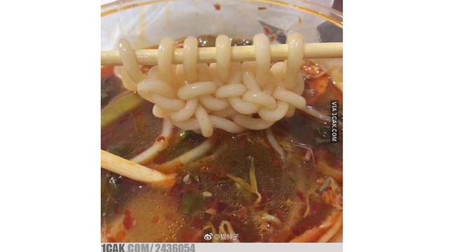 6 Potret Cara Makan Anti-Mainstream Ini Bikin Geleng Kepala