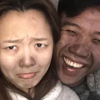 Bukannya nangis setelah melihat rumahnyakebakaran, pasangan muda ini malah asyik selfie. (Foto: Shanghaiist)