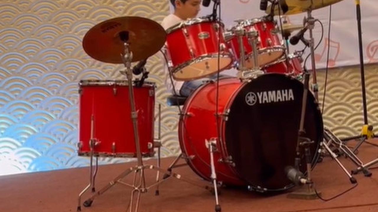 Asyik Bermain Drum