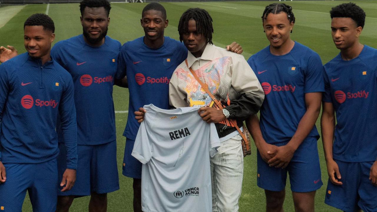Rema bertemu dengan tim Barcelona dan pamer foto bareng! Siapa yang mau ikut merasakan kebahagiaan momen spesial ini?