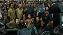 Presiden Sby dan rombongan berpose bersama warga yang ikut pesta rakyat di kawasan IPSC, Bogor, Selasa (18/8/2014) (Liputan6.com/Johan Tallo)