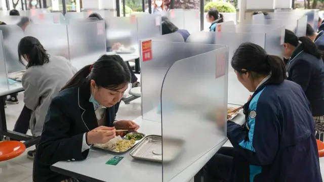 7 Potret Kantin Sekolah di China yang Beradaptasi Karena Pandemi Corona