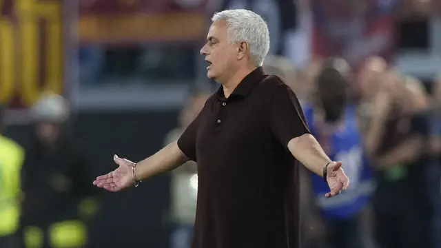 Foto: Momen Jose Mourinho Ngamuk dan Berujung Kartu Merah saat AS Roma Dipermalukan Atalanta di Liga Italia