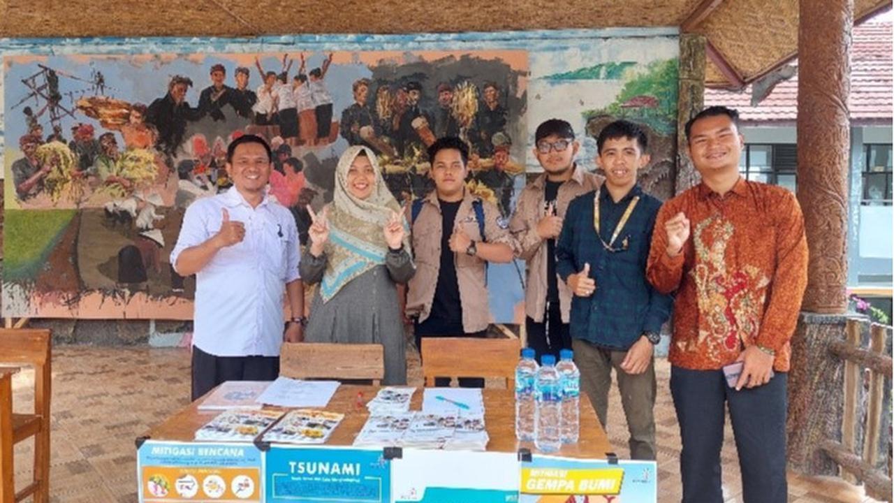 Kegiatan pemetaan lokasi bencana di Desa Cisolok yang dilakukan oleh dosen dan mahasiswa Teknik Geofisika UPER