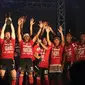 Para pemain Bali United merayakan gelar juara Liga 1 2019 di Stadion Kapten I Wayan Dipta, Bali, Senin (23/12). Puncak perayaan juara ini dimeriahkan Via Vallen dan Tari Kecak. (Bola.com/Aditya Wany)