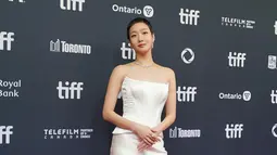 Kim Go Eun juga menunjukkan potongan rambut terbarunya untuk pertama kalinya. Dia tampil dengan pixie cut untuk memerankan karakter di proyek terbarunya.&nbsp;(Foto: Instagram/ ggonekim)