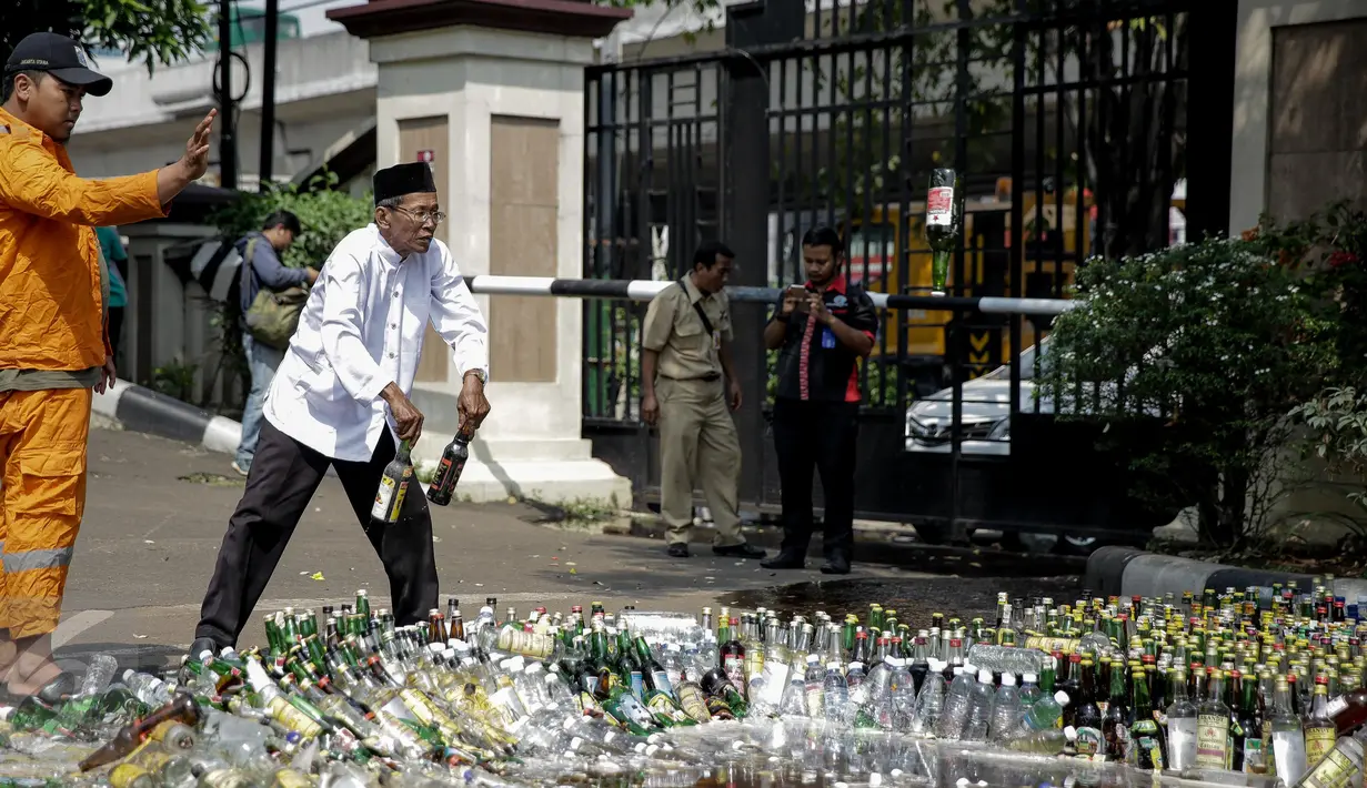 Petugas saat memusnahkan minuman keras di Polres Jakarta Utara, Selasa (16/5). Sebanyak 16.421 botol minuman keras berbagai jenis dimusnahkan. (Liputan6.com/Faizal Fanani)