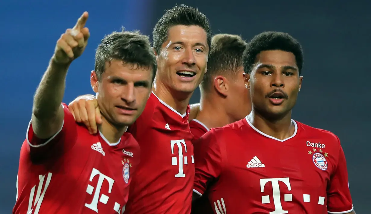 Pemain Bayern Munchen merayakan gol yang dicetak Serge Gnabry ke gawang Olympique Lyon pada semifinal Liga Champions 2019/2020 di Estadio Jose Alvalade, Kamis (20/8/2020) dini hari WIB. Bayern Munchen menang 3-0 atas Lyon. (AFP/Miguel A. Lopes/pool)