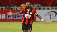 Boaz Solosa, Persipura Jayapura. (Bola.com/Nicklas Hanoatubun)