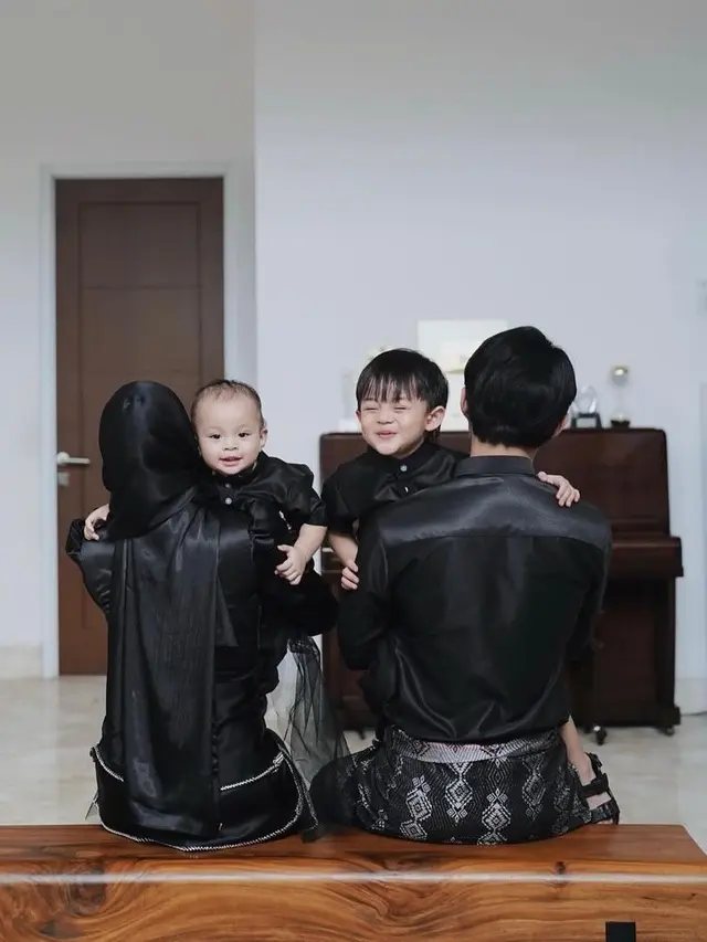 Dinda Hauw dan keluarga (Instagram/dindahw)