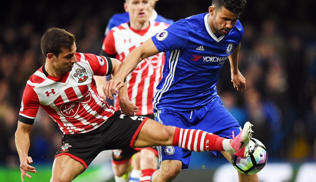 4. Cedric Soares (Southampton) - Bek kanan ini tampil menawan bersama Southampton musim lalu. Juventus harus bersaing dengan Barcelona yang juga menginginkan jasa salah satu pemain kunci Portugal juara Piala Eropa 2016. (EPA/Facundo Arrizabalaga)