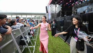 Di tengah penampilannya, ia sempat berinteraksi dengan penonton dan menanyakan soal hubungan asmara mereka. Tampak dalam foto, penyanyi Christie saat tampil dalam gelaran KapanLagi Buka Bareng (KLBB) Festival 2026 hari pertama di Stadion Madya, Kompleks Gelora Bung Karno, Senayan, Jakarta, Sabtu 28 Februari 2026. (Fimela.com/Adrian)