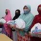 Ustazah Majelis Taklim di Padang, Sumbar menerima bantuan sembako di tengah pandemi corona Covid-19. (Istimewa)