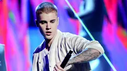 Justin Bieber melakukan dance keren di atas panggung Billboard Music Awards (BBMA) 2016 di T -Mobile Arena, Las Vegas, Minggu (22/5). Justin Bieber membawakan lagu "Sorry" dan "Company" secara medley. (Kevin Winter/GETTY IMAGES NORTH AMERICA/AFP)