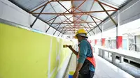 Seorang pekerja sedang menyelesaikan pekerjaan di proyek rekonstruksi Pasar Wouma di Wamena, Jayawijaya, Papua. (Dok Kementerian PUPR)