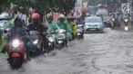 Pengendara bermotor melewati banjir di Jalan Cinere Raya (depan Mall Cinere), Depok, Jawa Barat, Minggu (31/3). Banjir terjadi akibat sistem drainase yang buruk. (merdeka.com/Arie Basuki)