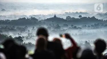 Pemandangan Candi Borobudur saat matahari terbit atau sunrise di Punthuk Setumbu, Karangrejo, Magelang, Jawa Tengah, Senin (16/5/2022). Punthuk Setumbu menjadi destinasi favorit di Jawa Tengah, terlebih saat libur Waisak yang terkenal dengan keindahan alam Candi Borobudur dan sekitarnya saat matahari terbit. (merdeka.com/Iqbal S. Nugroho)