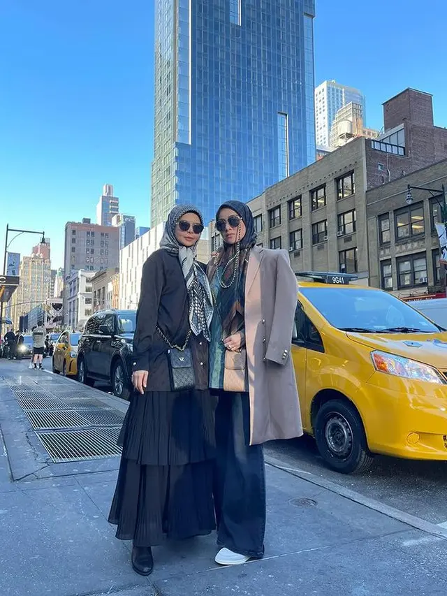 8 Potret Stylist Olla Ramlan Selama di Amerika Serikat, Pancarkan Pesona Sosialita New York
