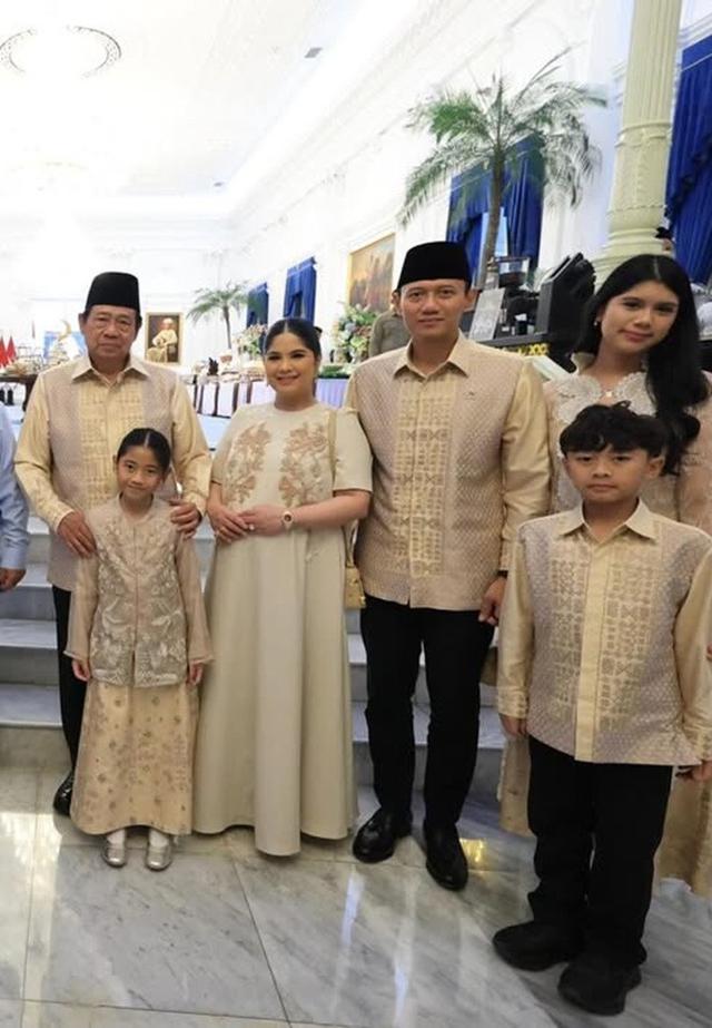 3. Long Dress Krem Keemasan dengan Sulaman Bunga