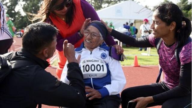 Nenek Kaur bersama beberapa kerabatnya | Photo: Copyright bbc.com