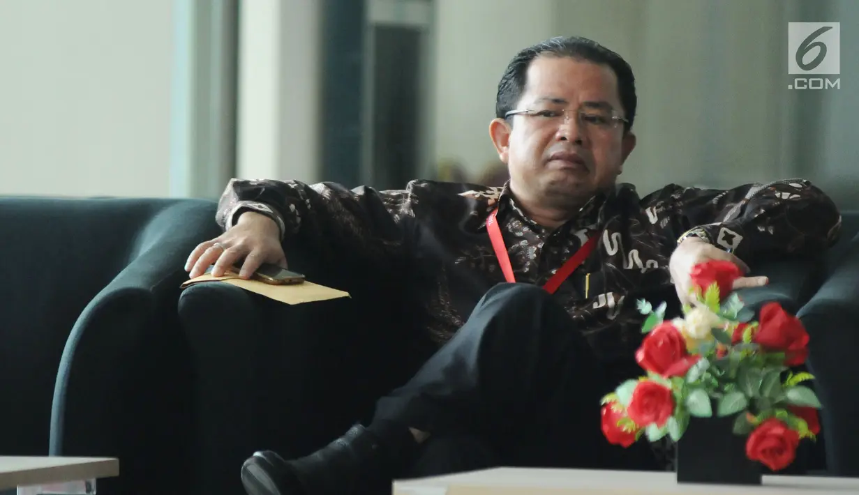 Wakil Bendahara Umum Partai Golkar, Zulhendri Hasan saat berada di ruang tunggu Gedung KPK, Jakarta, Selasa (14/11). Zulhendri diperiksa terkait kasus dugaan merintangi penyidikan kasus e-KTP dengan tersangka Markus Nari. (Liputan6.com/Helmi Fithriansyah)