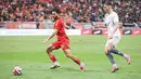 Pemain Persija Jakarta, Jean Mota di jaga ketat oleh pemain PSM Makassar pada pertandingan pekan ke-22 BRI Super League 2025/2026 yang berlangsung di Jakarta International Stadium (JIS), Jumat (20/2/2026) malam WIB. (Bola.com/Abdul Aziz)