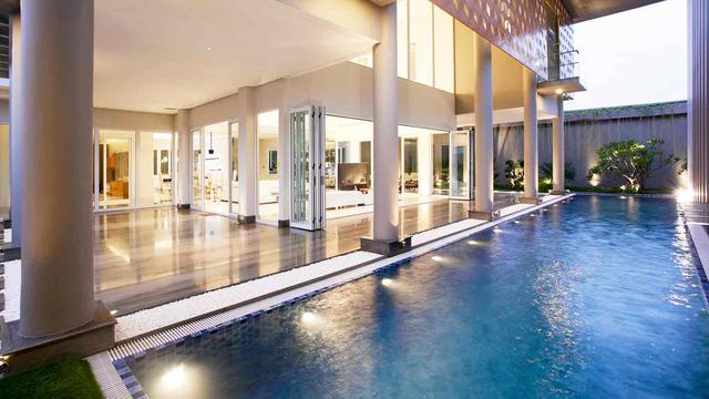 Arsitektur Rumah Modern Keren dengan Lantai Kaca dan Kolam Renang Semi Indoor