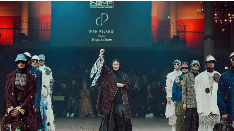 Dian Pelangi Bela Palestina di Panggung Fashion Show IN2MF Paris, Ikat Keffiyeh di Pergelangan Tangan