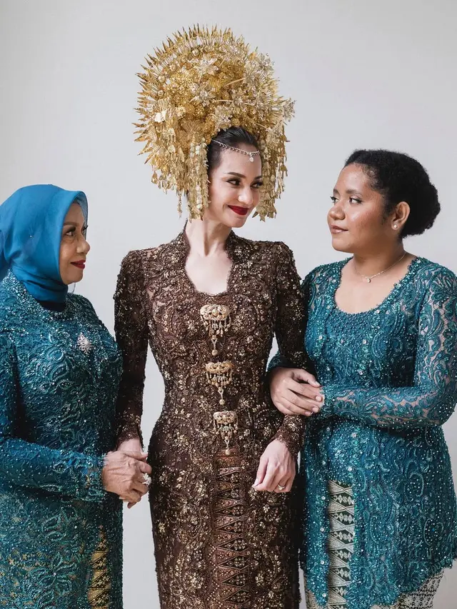 Inspirasi Model Kebaya Modern dari Enzy Storia, Pancarkan Keanggunan Penuh Pesona  (credit: instagram/enzystoria).