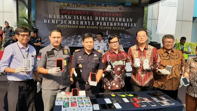 Sebanyak 2.464 unit smartphone senilai Rp 3.5 miliar sitaan Kantor Pelayanan Utama Bea dan Cukai Tipe C Soekarno Hatta, dimusnahkan dengan cara direndam semalaman di air garam dan dilindas alat berat, Selasa (8/10/2019).