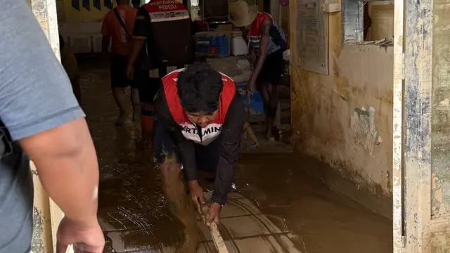 Pada Minggu 14 Desember 2025, tujuh relawan yang merupakan Perwira Pertamina dan dari Wanadri, mulai membersihkan Puskesmas Aceh Tamiang. Dok Pertamina