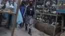 Seorang Taliban berpatroli di pasar burung di Kabul, Afghanistan, Selasa (16/11/2021). Pasar yang terletak di gang-gang sempit ini jadi tempat favorit bagi para pria Afghanistan untuk melepas stress. (AP Photo/Petros Giannakouris)