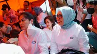 Srikandi PT Pupuk Indonesia (Persero) mendampingi Ibu Menteri BUMN Liza Thohir membagikan bantuan kepada korban bencana gempa di Cianjur, Jawa Barat (Jabar)