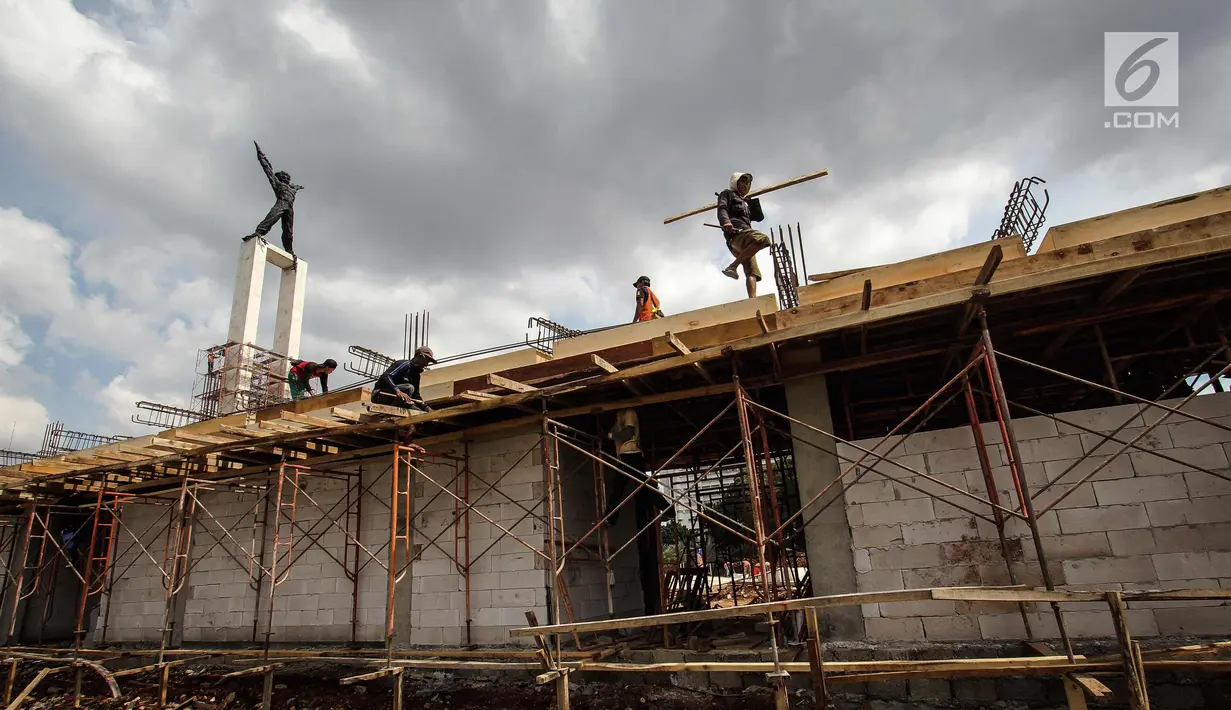 Pekerja menyelesaikan proyek revitalisasi Lapangan Banteng, Jakarta, Senin (4/12). Pemprov DKI Jakarta merevitalisasi Taman dan Lapangan Banteng dengan anggaran mencapai 60 miliar rupiah dari CSR yang terbagi dalam tiga zona. (Liputan6.com/Faizal Fanani)