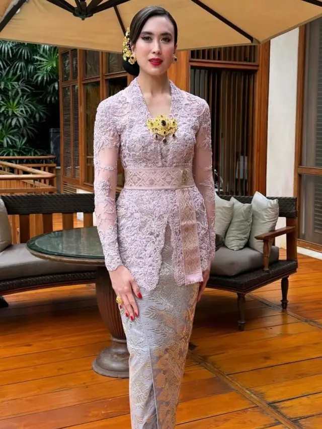 6 Pesona Anggun Menpar Widi Wardhana Dibalut 2 Kebaya Bali saat Hadiri HUT ke-52 Himpunan Ratna Busana Bersama Titiek Soeharto