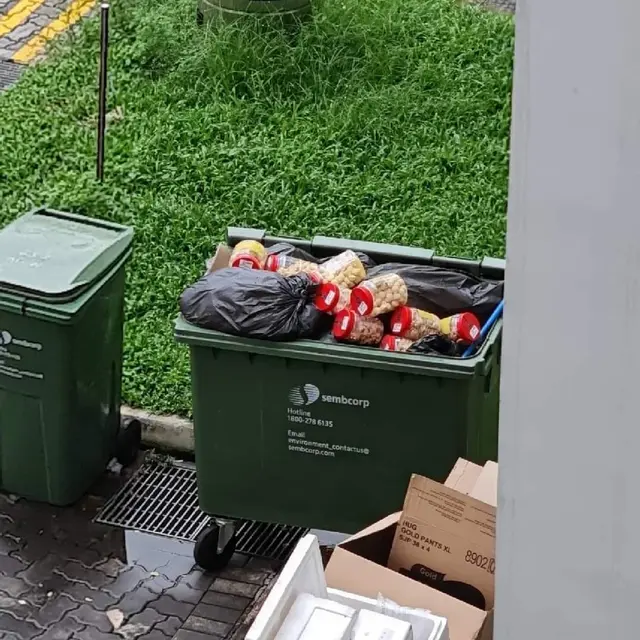 Keterlaluan, Warganet Ini Temukan Kue Lebaran Banyak Dibuang ke Tempat Sampah
