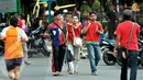 Suporter Timnas Indonesia pun tak tampak berjubel. Hanya beberapa orang saja yang terlihat berjalan-jalan saat Timnas Indonesia U-19  berlaga melawan Filipina (Liputan6.com/Helmi Fithriansyah).