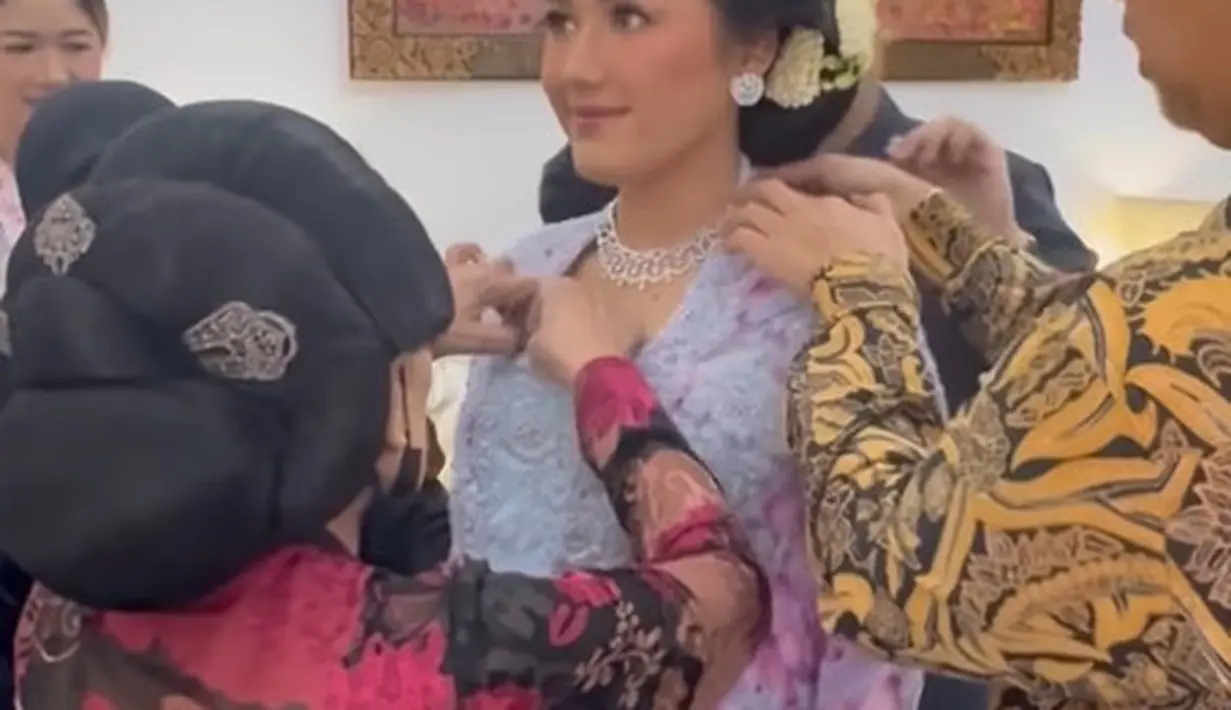 <p>Aksesori berupa giwang dan kalung silver jadi pelengkap tampilan ayu Erina Gudono saat Mitoni. [@erinagudono]</p>