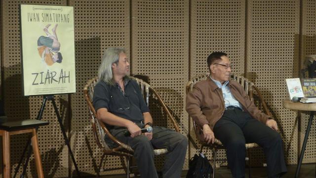 Seno Gumira Ajidarma (kiri) dan Budi Darma (kanan) dalam acara Menjadi Manusia dengan Sastra