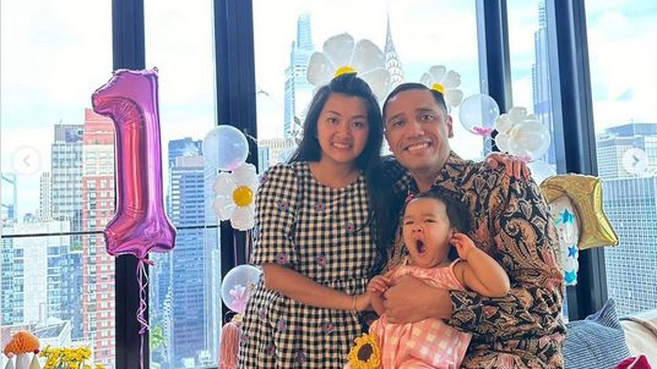 Meski di rumah, namun pemandangan di balik kaca rumah tampak begitu mengagumkan.