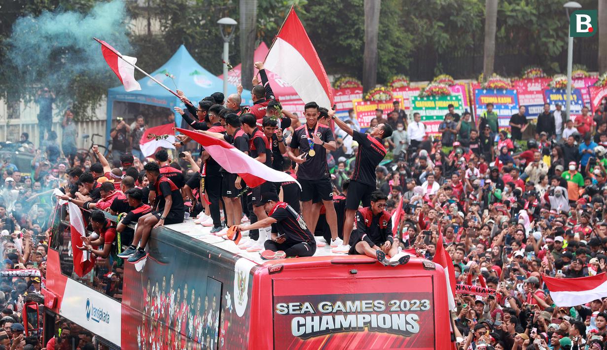 <p>Ribuan suporter menyambut kedatangan rombongan Timnas Indonesia U-22 saat melintas dalam arak-arakan Kira87uara Kontingen SEA Games 2023 di Bundaran HI, Jakarta, Jumat (19/5/2023). (Bola.com/M Iqbal Ichsan)</p>