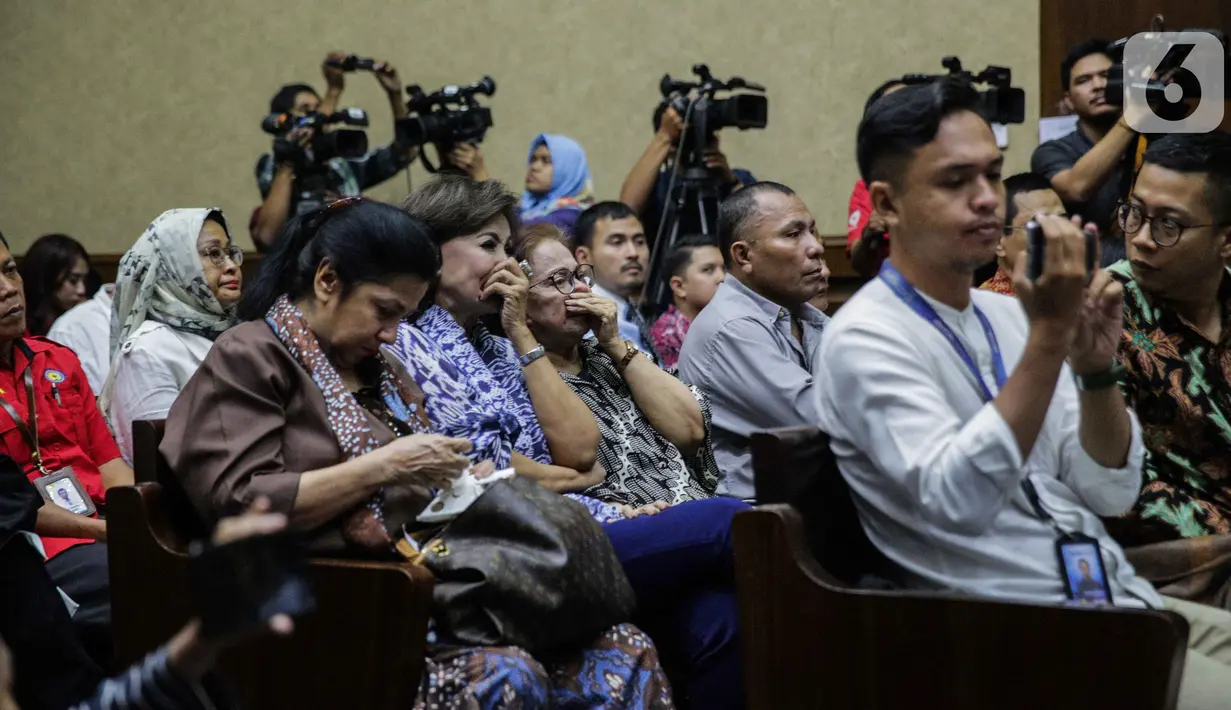 Kerabat dan kolega terdakwa kasus dugaan suap proyek PLTU Riau-1 Sofyan Basir menangis saat pembacaan putusan dalam sidang di di Pengadilan Tipikor, Jakarta, Senin (4/11/2019). Mantan Dirut PT PLN Sofyan Basir divonis bebas karena dinilai tidak terbukti bersalah. (Liputan6.com/Faizal Fanani)