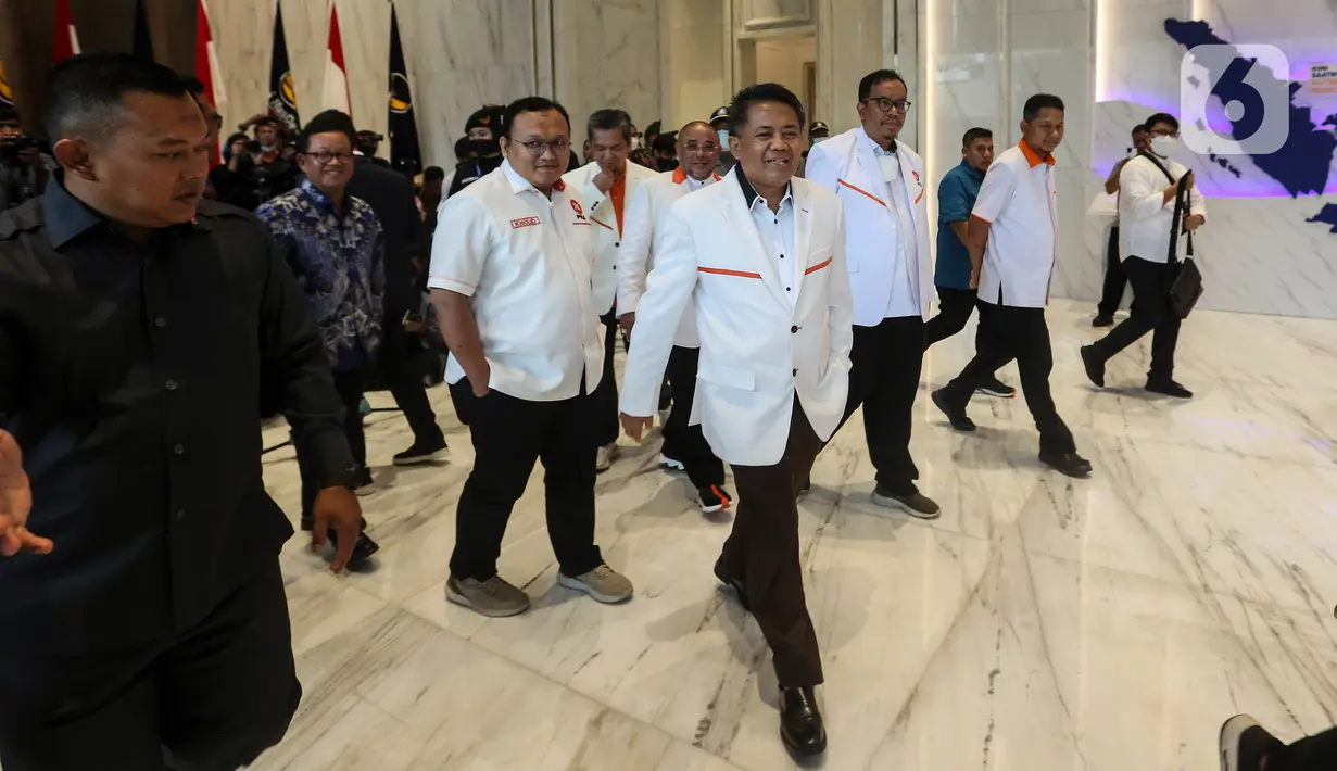 Ketua Majelis Syura PKS Sohibul Iman didampingi sejumlah elite partainya bersiap memberikan keterangan sebelum pertemuan tertutup di NasDem Tower, Jakarta, Jumat (3/2/2023). Pertemuan tersebut membahas langkah-langkah strategis sesama anggota koalisi perubahan. (Liputan6.com/Johan Tallo)