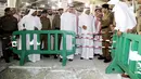 Gubernur wilayah Makkah Pangeran Khaled al-Faisal (tengah saat memeriksa lokasi jatuhnya crane di Masjidil Haram, Mekkah, Jumat (11/9/2015). Sebanyak 107 orang dilaporkan tewas, termasuk warga negara Indonesia. (AFP PHOTO / STR)