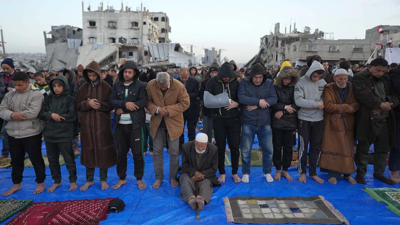 FOTO: Salat Idul Fitri di Tengah Reruntuhan Gaza