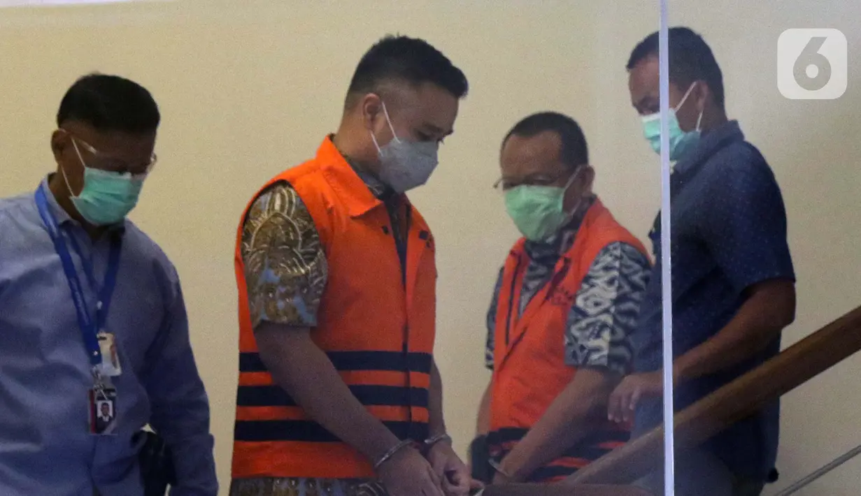 Tersangka suap dan gratifikasi perkara di Mahkamah Agung (MA) 2011-2016, Nurhadi (kedua kanan) dan Rezky Herbiyono usai menjalani pemeriksaan di Gedung KPK Jakarta, Selasa (29/9/2020). Penyidik KPK melimpahkan tersangka beserta barang bukti kepada tim JPU KPK. (Liputan6.comHelmi Fithriansyah)