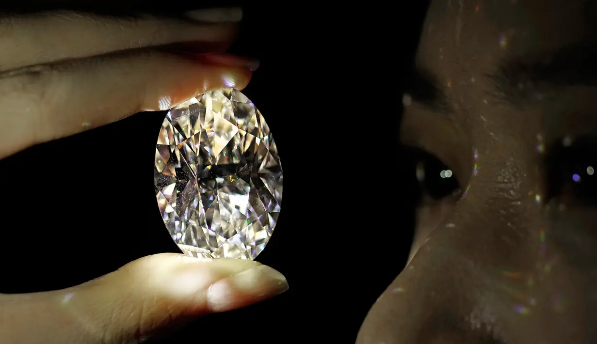 Berlian putih 102,39 karat, yang dikenal sebagai warna D, tanpa cela dipamerkan di ruang lelang Sotheby di Hong Kong, Senin (28/9/2020). Sotheby's mengatakan salah satu berlian terlangka di dunia ini adalah berlian oval terbesar kedua dari jenisnya yang ditawarkan di pelelangan (AP Photo/Vincent Yu)