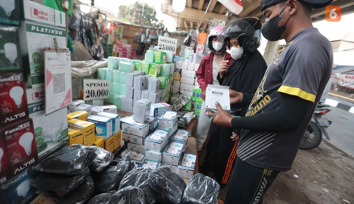 Warga membeli masker di kawasan bawah Tol Andara, Jakarta Selatan, sebagai langkah antisipasi sebaran abu vulkanik Gunung Anak Krakatau, Minggu (6/9/2026). (KLY/Budy Santoso)