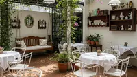 10 Desain Halaman Belakang Rumah Jadi Tempat Ngopi ala Cafe, Estetik &amp; Low Budget